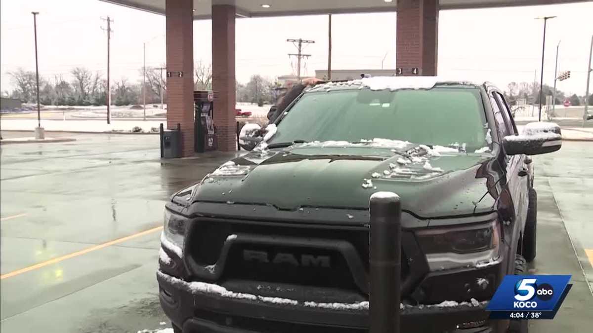 Oklahoma commuter navigates snowy drive