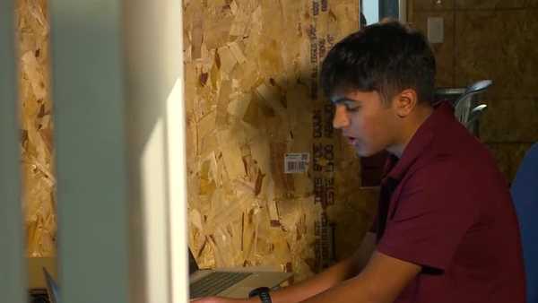 iowa teenager repairs computers and gives them to refugees