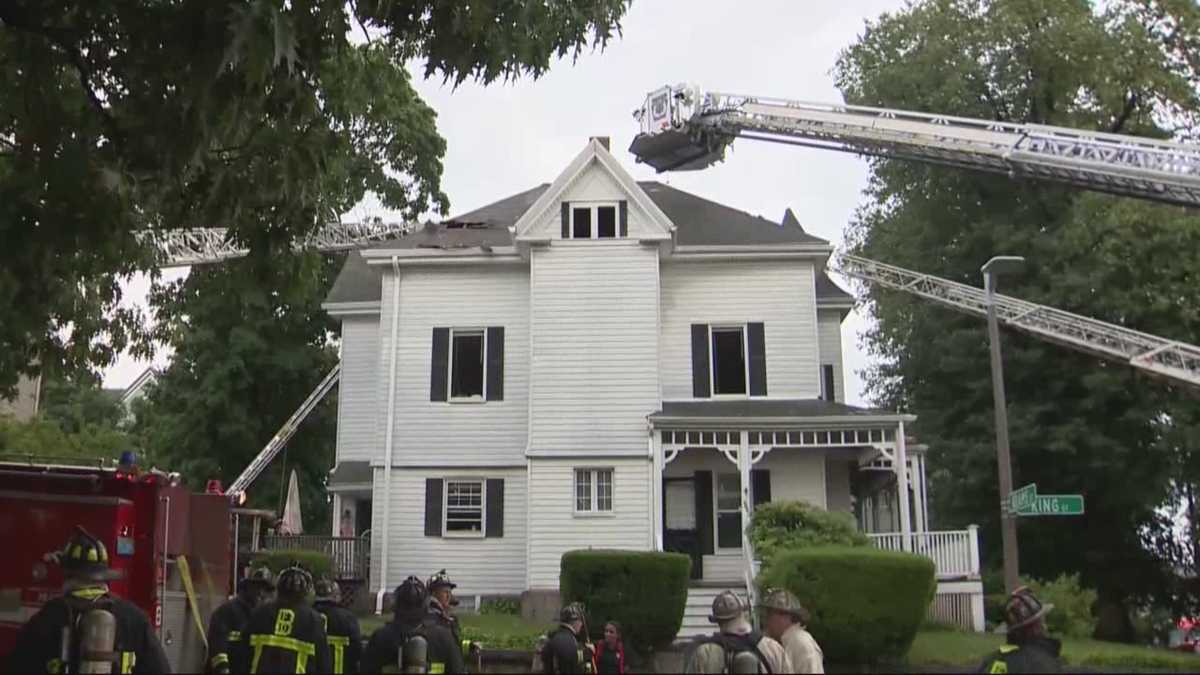 Good Samaritan alerts family to fire after lightning strike