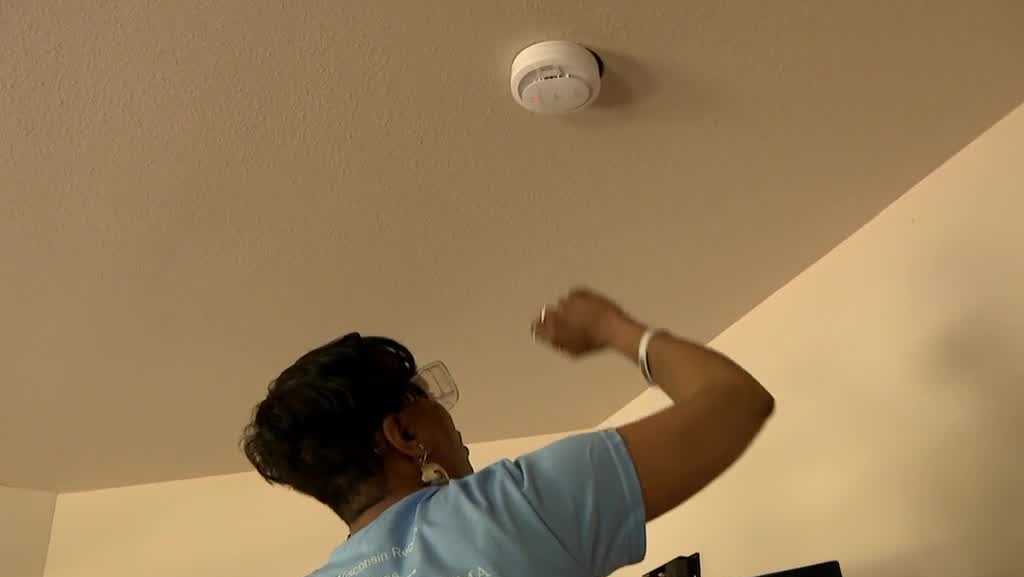 Red Cross installs free smoke detectors in Milwaukee homes to improve fire safety