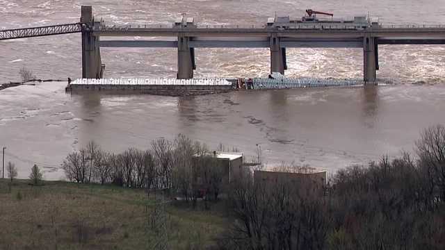 Last barge removed from Ohio River dam after being stuck for a month - Vimarsana News