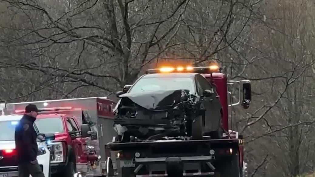 2 injured when car crashes into house in New Hampton