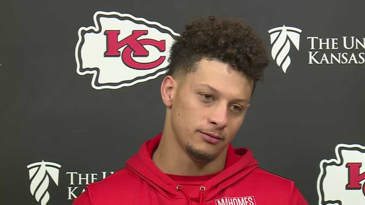 Chiefs QB Mahomes preaches selflessness amid contract talks