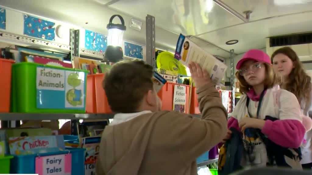Retired teacher brings books to kids through mobile library