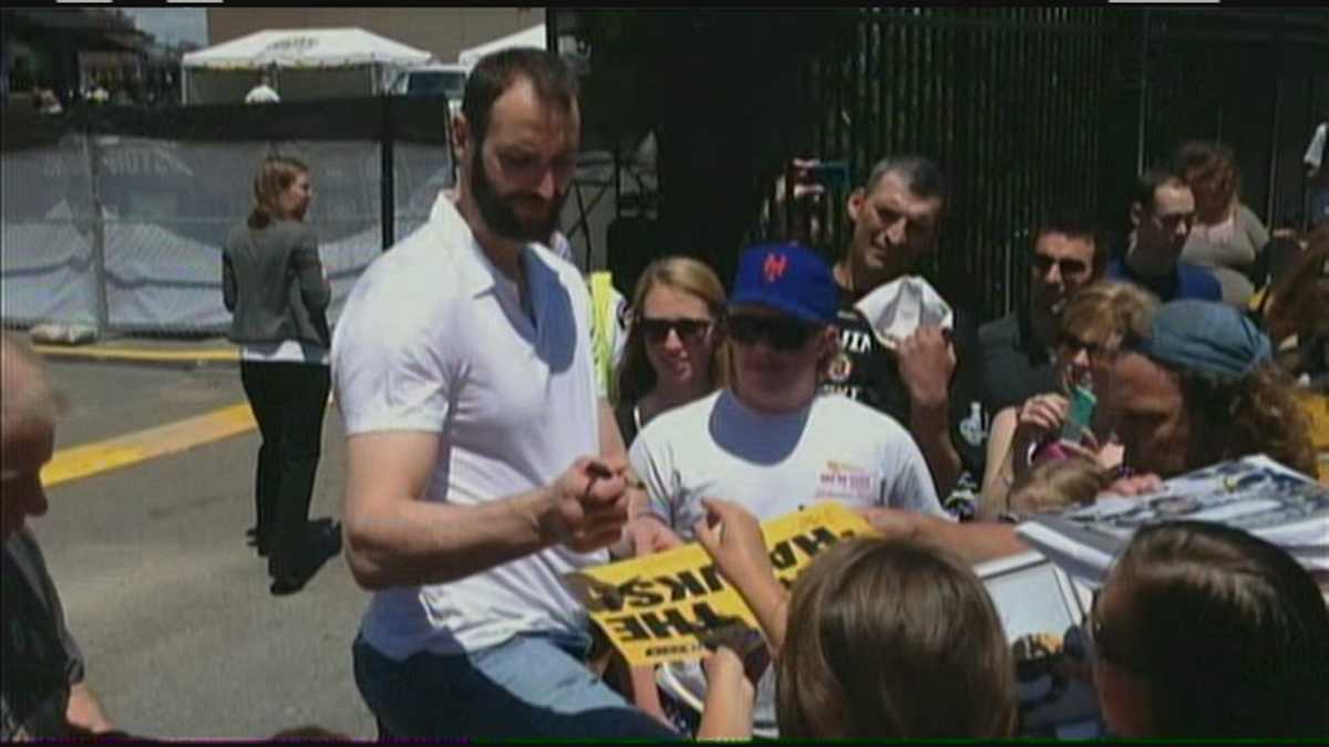 Bruins captain Zdeno Chara bikes to Boston Garden