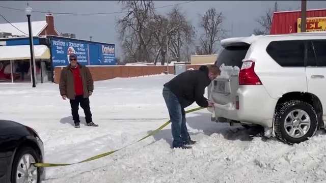 Off-duty nurse helps drivers stuck in snow in Oklahoma - Vimarsana News