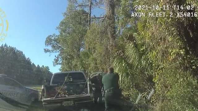 Florida deputies dodge tools tossed from truck in chase caught on dash cam - Vimarsana News