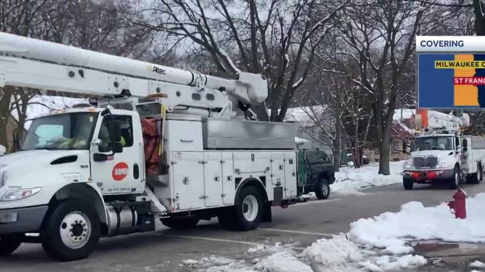 SE Wisconsin power outages Snowstorm leaves 100K+ customers without power