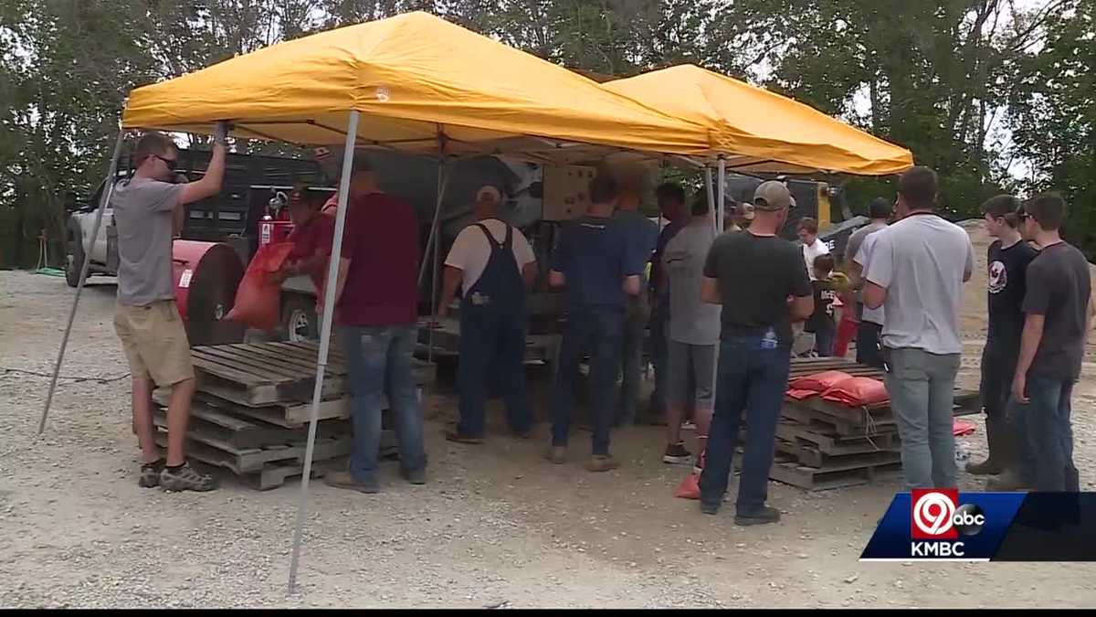 Residents filling sandbags to shore up levee near Hardin, Missouri