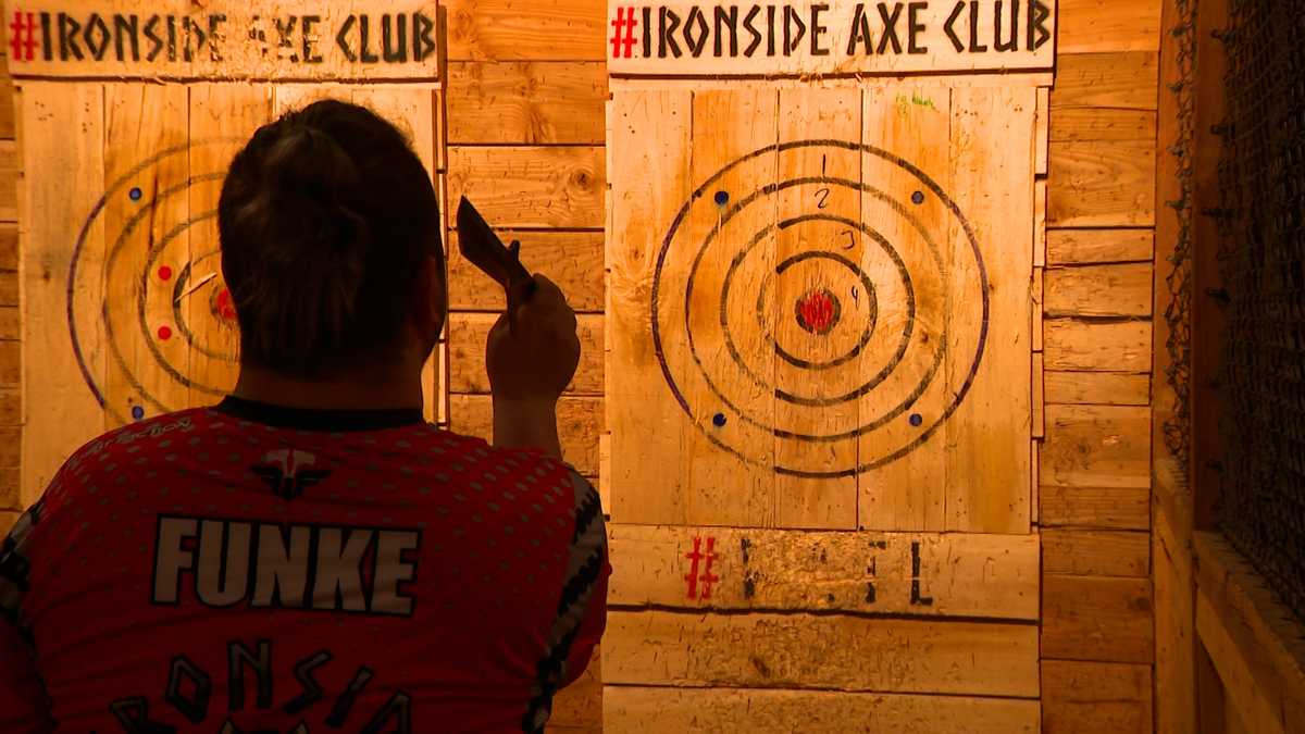 Iowa man turns axe-throwing outing into world championship knife throwing title
