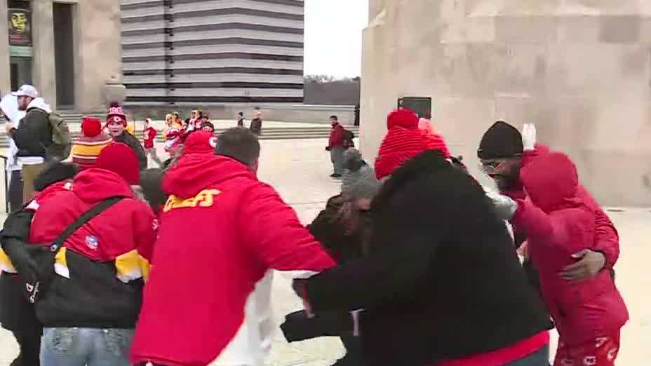 Chiefs fans finding fun ways to stay warm out at the Super Bowl parade