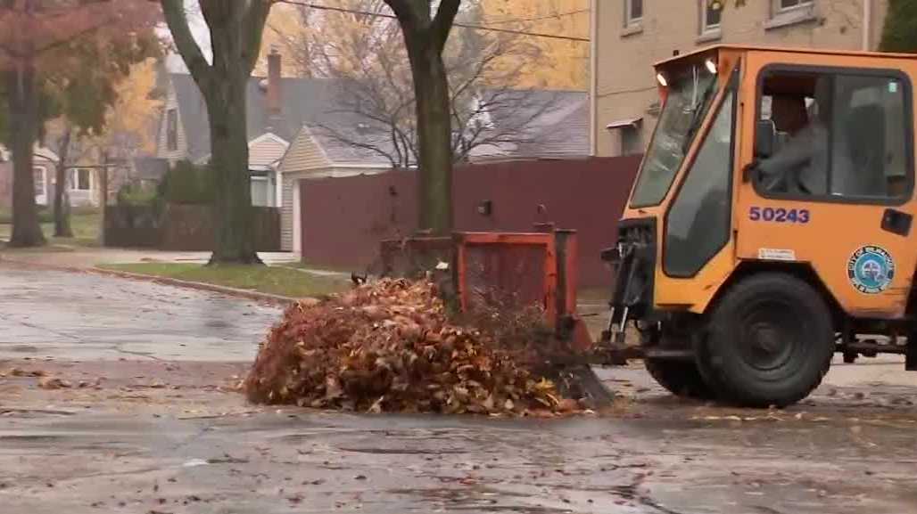 Milwaukee adjusts leaf collection plan after flooding concerns