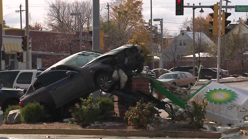 Police chase ends in crash at Milwaukee gas station