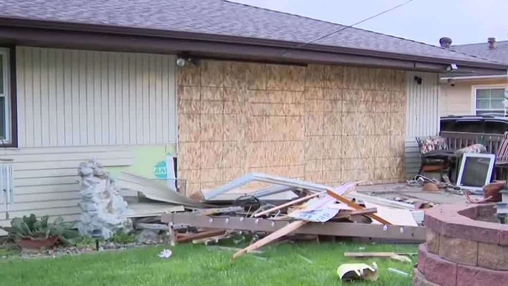 Police: Impaired driver crashes into Des Moines home overnight