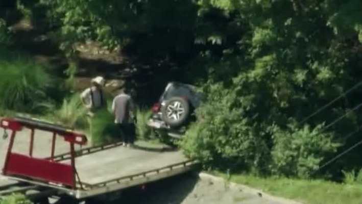 Jeep goes off road, lands in creek in Fox Chapel