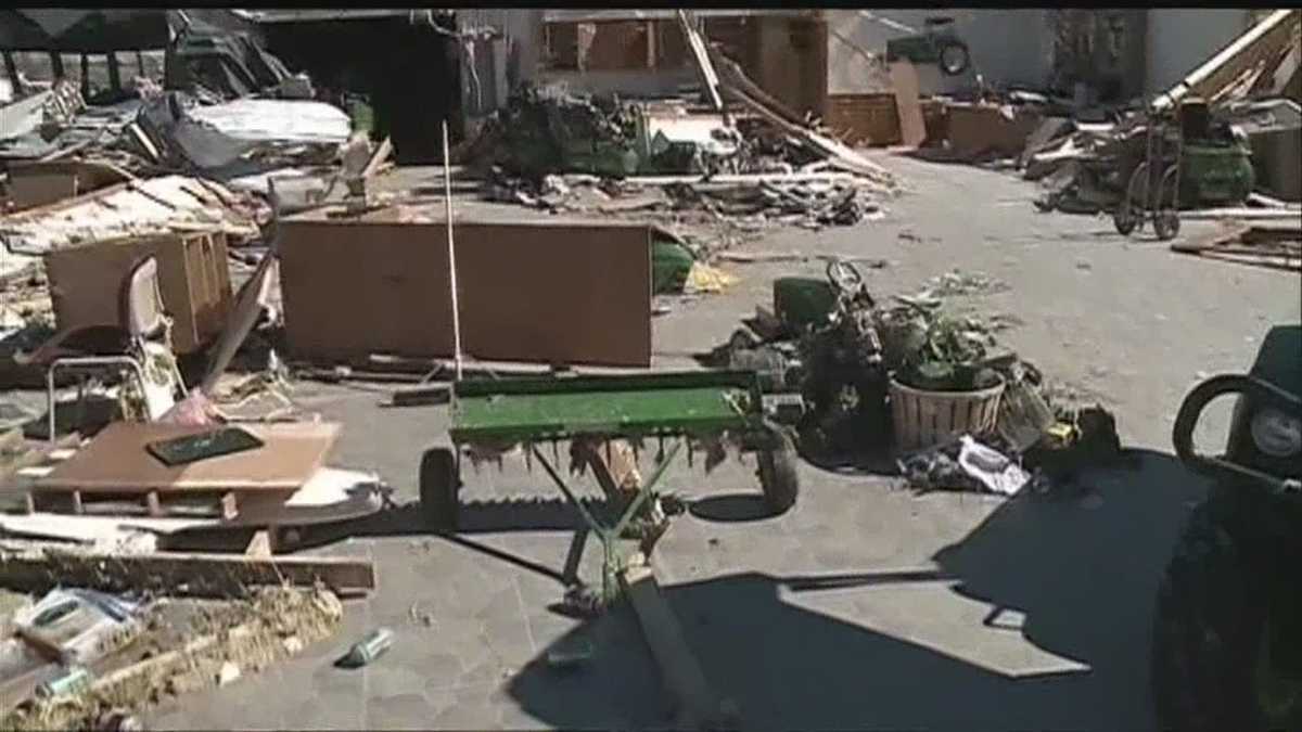 Community cleans up after tornado rips through Wayne