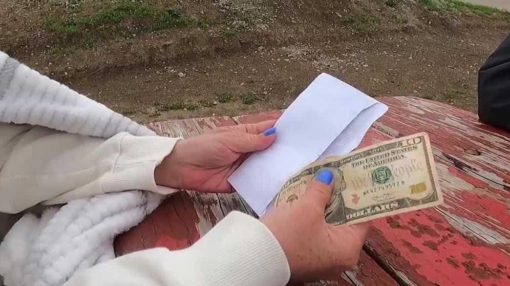 Des Moines woman shares story of hope through random acts of kindness