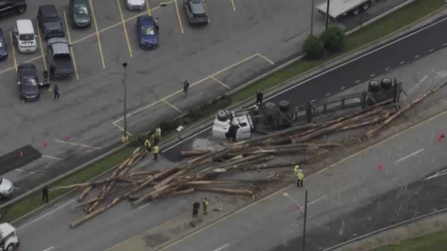 Log truck crashes in Butler County, logs scattered across road