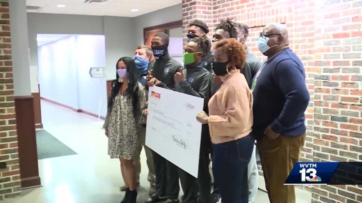Calera High School basketball program receives donation for uniforms