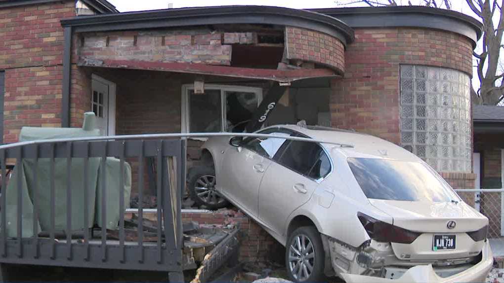Car crashes into Des Moines house in early hours of New Year’s Day