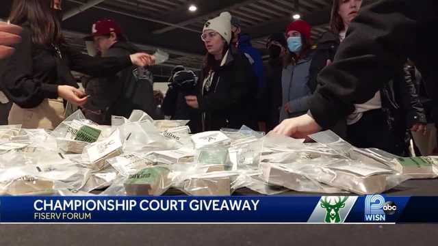 Bucks gifted fans piece of championship court at Saturday's game - Vimarsana News