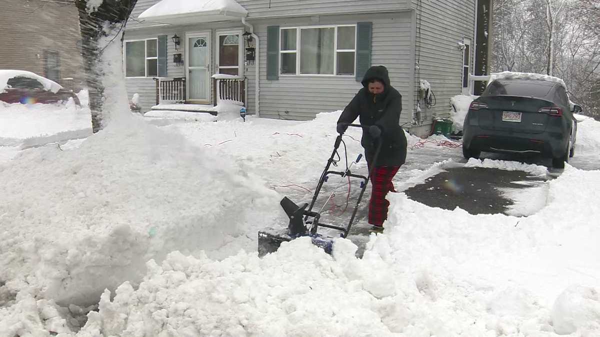 Some Massachusetts snow blowers struggling with heavy, wet snow