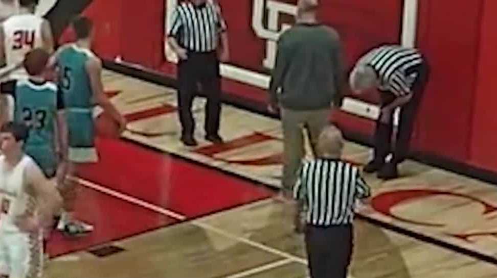 Iowa high school basketball Official pops knee back into place after