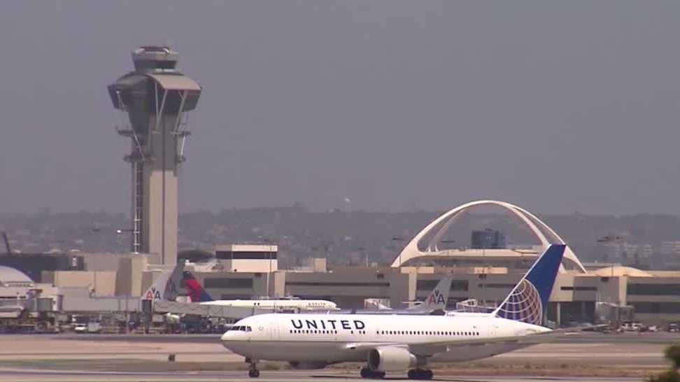 Travelers scrambling after hundreds of flights canceled nationwide