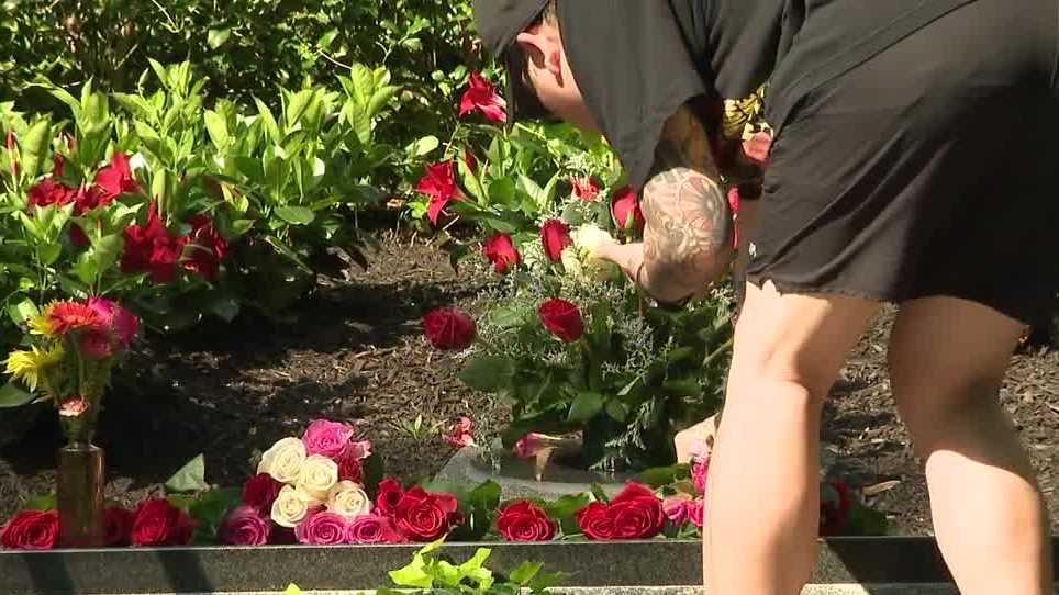 Ali Fest continues with people placing roses at grave of 'The Greatest'