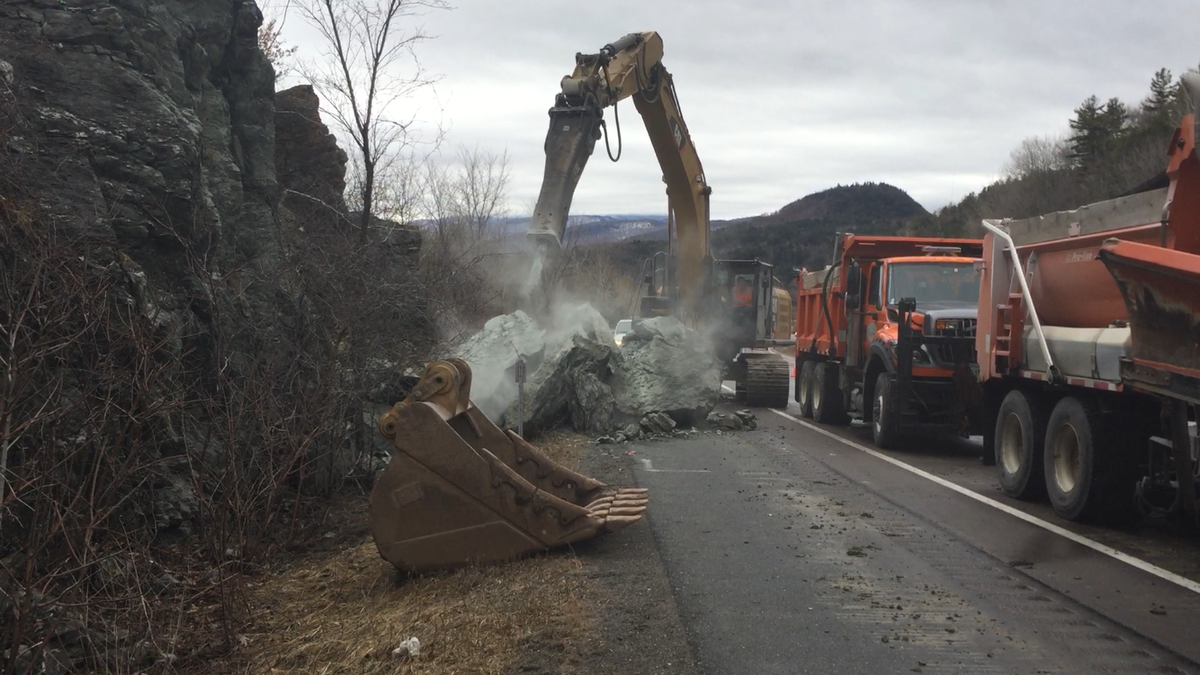 Video: Road crew cleans up rockslide