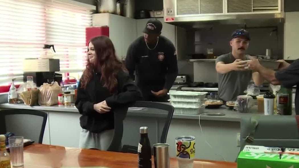 Delray Beach volunteers deliver Thanksgiving meals to first responders Curated by Alerts360