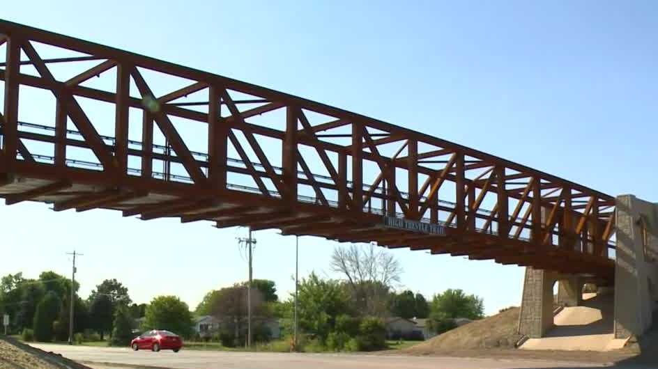 Ankeny celebrates new pedestrian bridge with bike ride