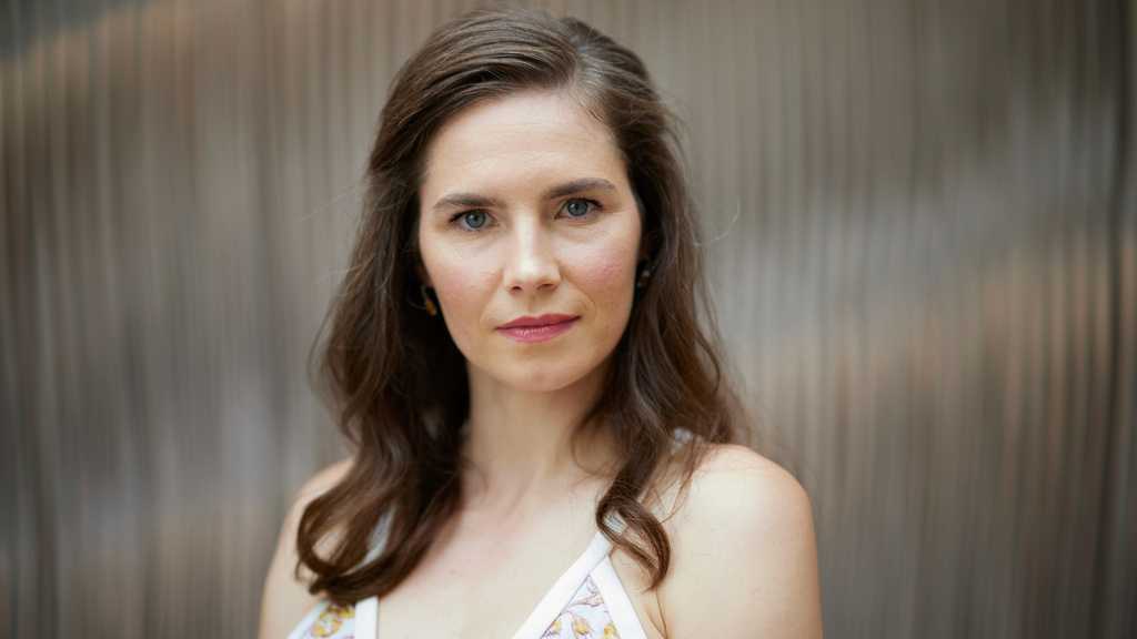 Amanda Knox defends her comedy show