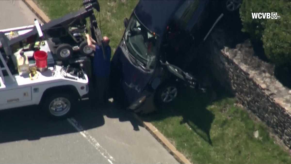 Car crashes over retaining wall in Market Basket parking lot – WCVB Boston