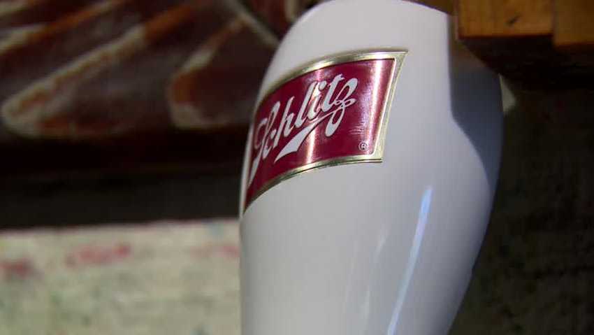Milwaukee's Wolski's Tavern serving their last Schlitz Saturday