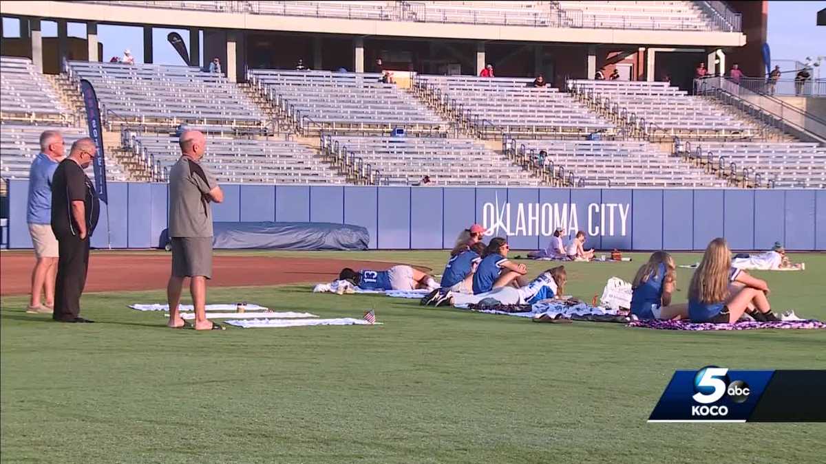 Diehard softball fans wake up early to cheer on Team USA from Hall of