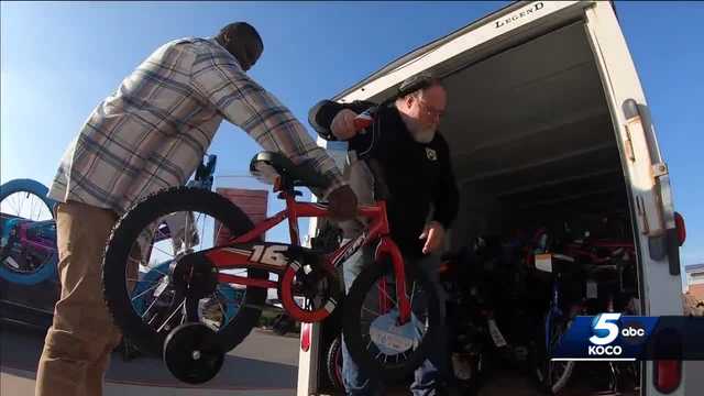 Oklahoma County deputies help buy 30 bikes for kids - Vimarsana News