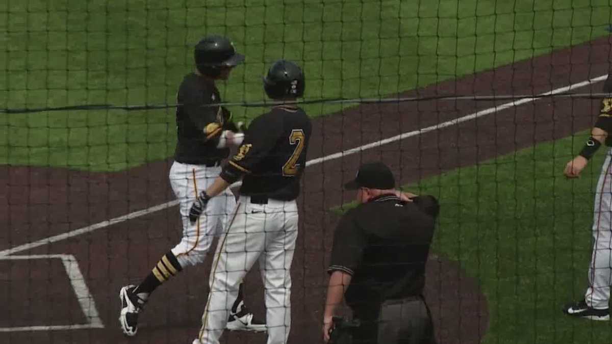 Peyton leads Iowa to another blowout win