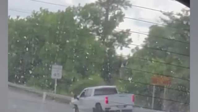 Wild video shows sparks flying from a truck with missing wheels on highway