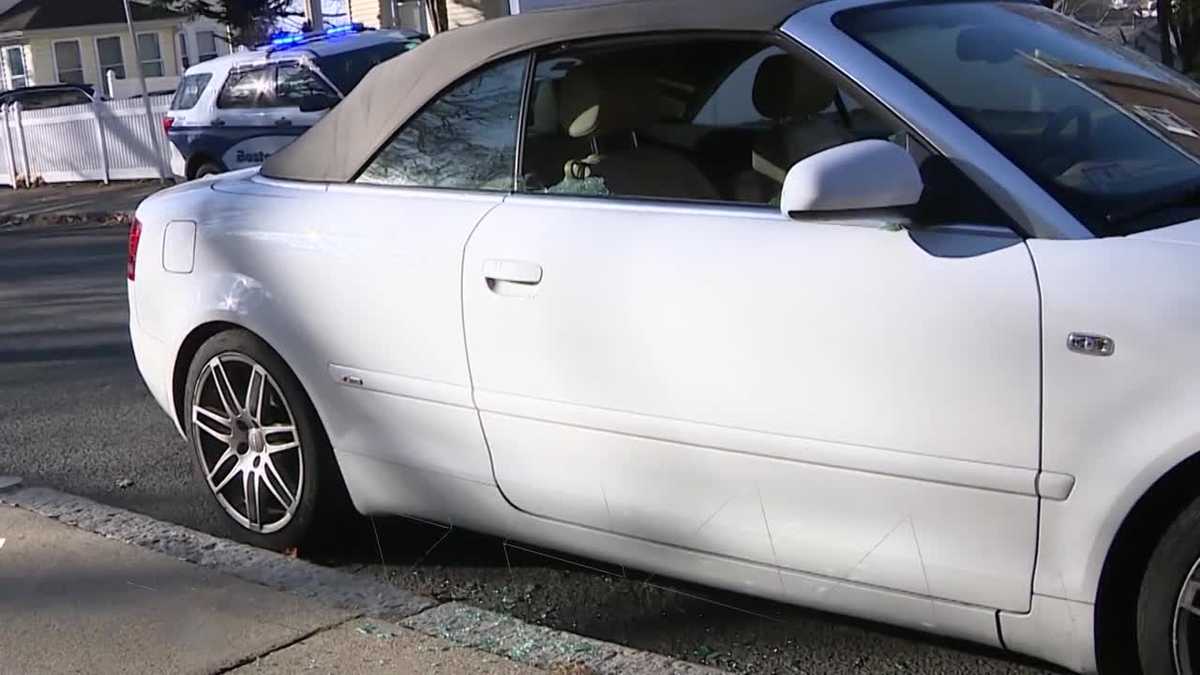波士顿海德公园街道上多辆汽车窗户被击碎