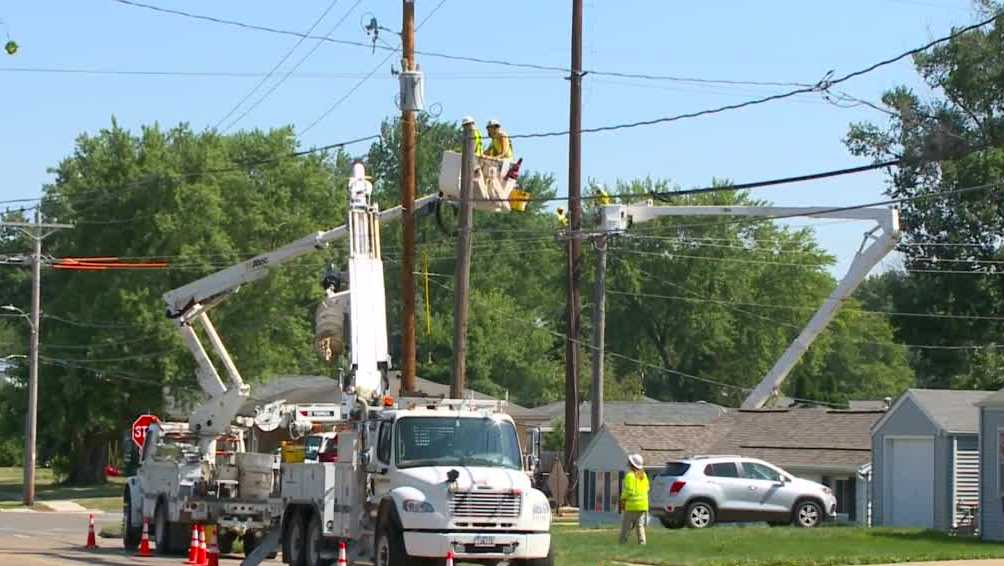 Repairs cut off power as temperatures rise in Urbandale, Iowa