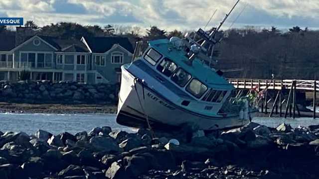 Boat stuck on Rye, New Hampshire jetty - Vimarsana News