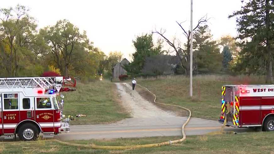 Crews battle fire at abandoned home in West Des Moines