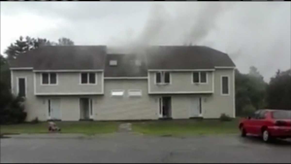 Lightning bolt sparks fire at Farmington apartment complex