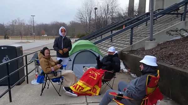 isu students line up early