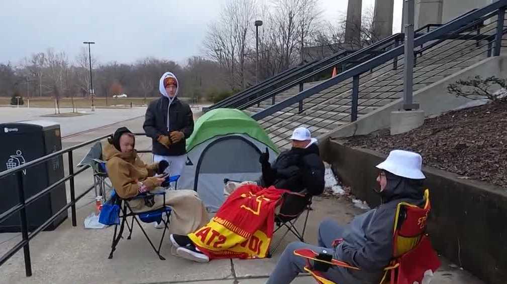 Iowa State basketball fans brave cold for good seats at ISU vs. Texas game