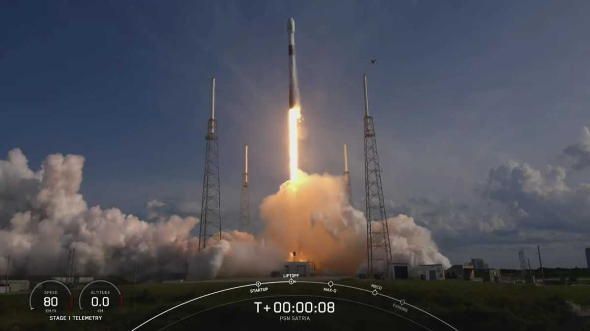 SpaceX успешно запустила ракету Falcon 9 в воскресенье вечером SpaceX успешно запустила ракету Falcon 9 в воскресенье вечером