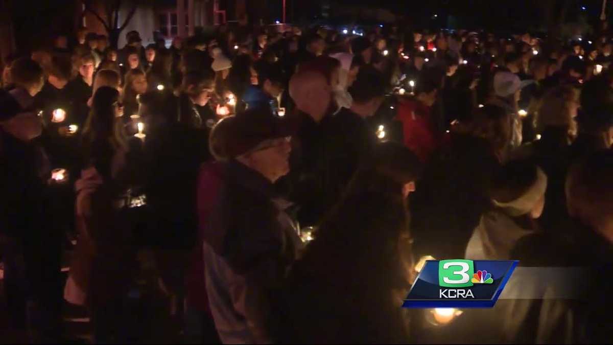 Hundreds gather to remember teens killed in crash