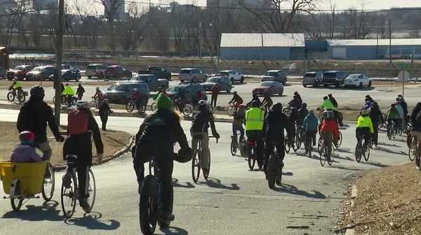 iowa cyclists ride to remember alex pretti, renee good