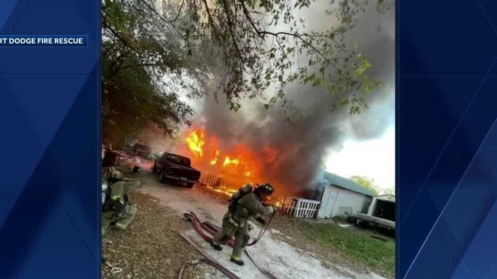 Fort Dodge fire crews battle mobile home fire